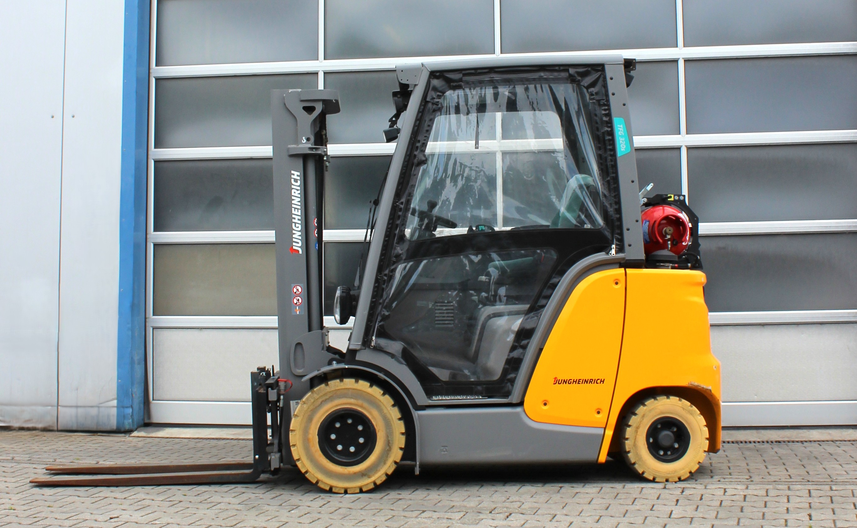 Jungheinrich TFG 320s Gasstapler Bj2021 – Nur 62 Std., 4,4m Duplex-Vollfreihub (DZ), Fingertip & Planentüren