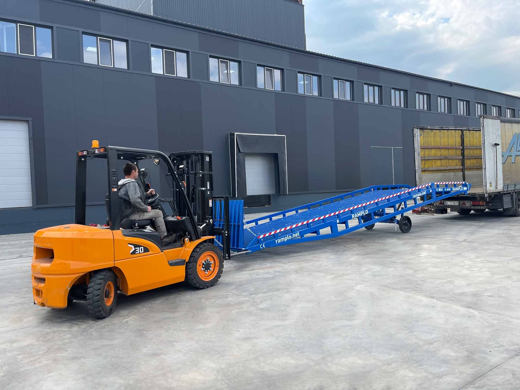RAMPLO Vermietung Mobile Verladerampe RL‑MR