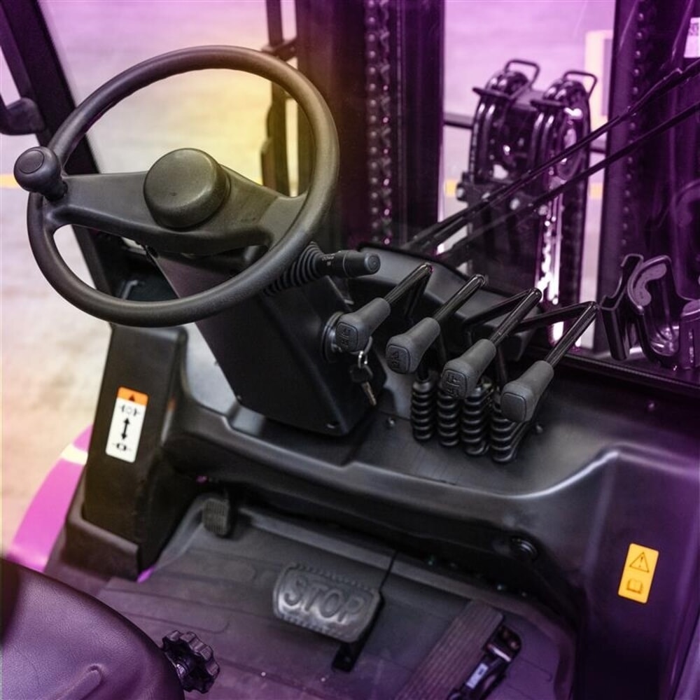 AntOn by Jungheinrich Elektro-Stapler CBH 3.0 mit Dreifach-Teleskop-Hubgerüst, Hubhöhe 4.800 mm, Tragfähigkeit 3.000 kg, Wetterschutzkabine Eco, inkl. externem Ladegerät 80 V, 100 A