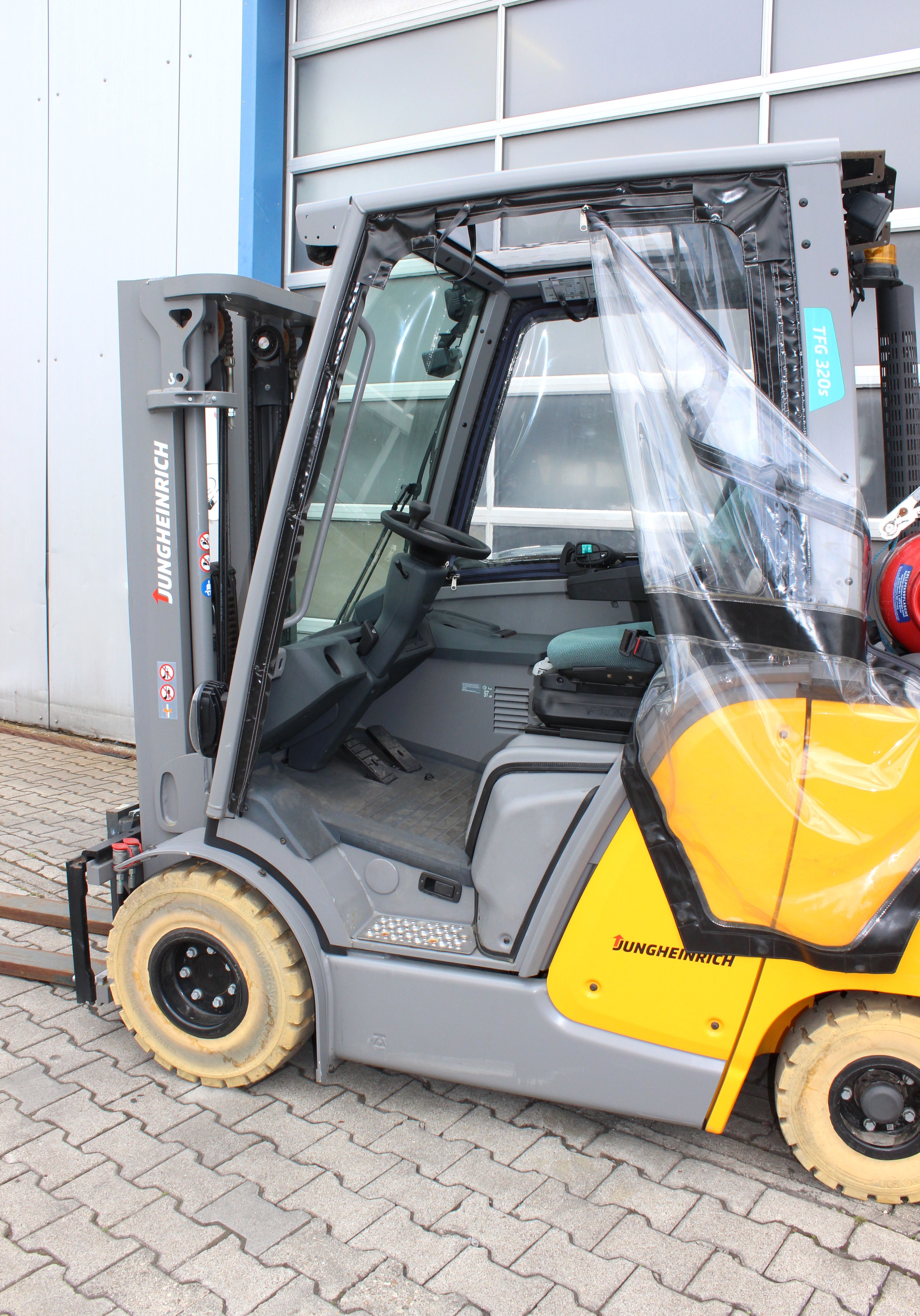 Jungheinrich TFG 320s Gasstapler Bj2021 – Nur 62 Std., 4,4m Duplex-Vollfreihub (DZ), Fingertip & Planentüren