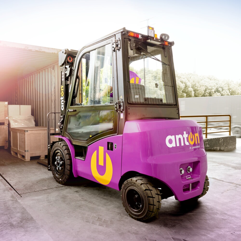 AntOn by Jungheinrich Elektro-Stapler CBH 2.5 mit Dreifach-Teleskop-Hubgerüst, Hubhöhe 4.800 mm, Tragfähigkeit 2.500 kg, Wetterschutzkabine Comfort, inkl. externem Ladegerät 80 V, 60 A