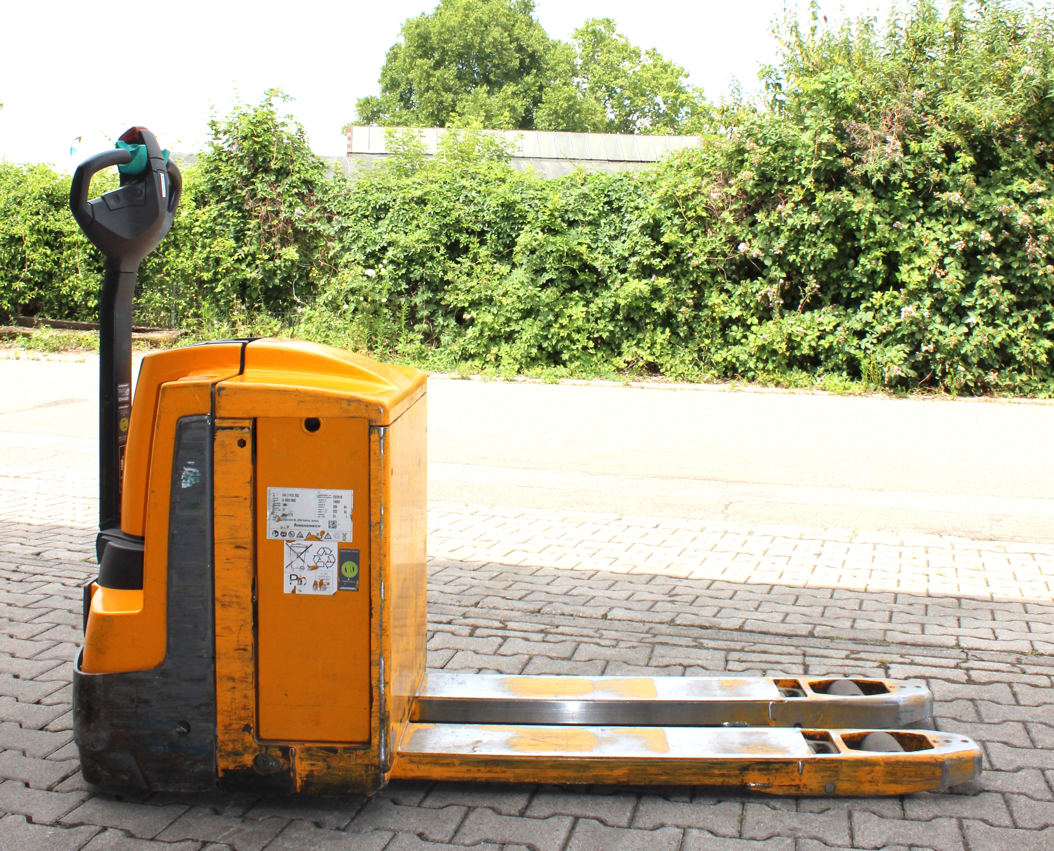 Jungheinrich Elektro-Hubwagen EJE 225, Tragfähigkeit 2.500 kg, Bj 2018