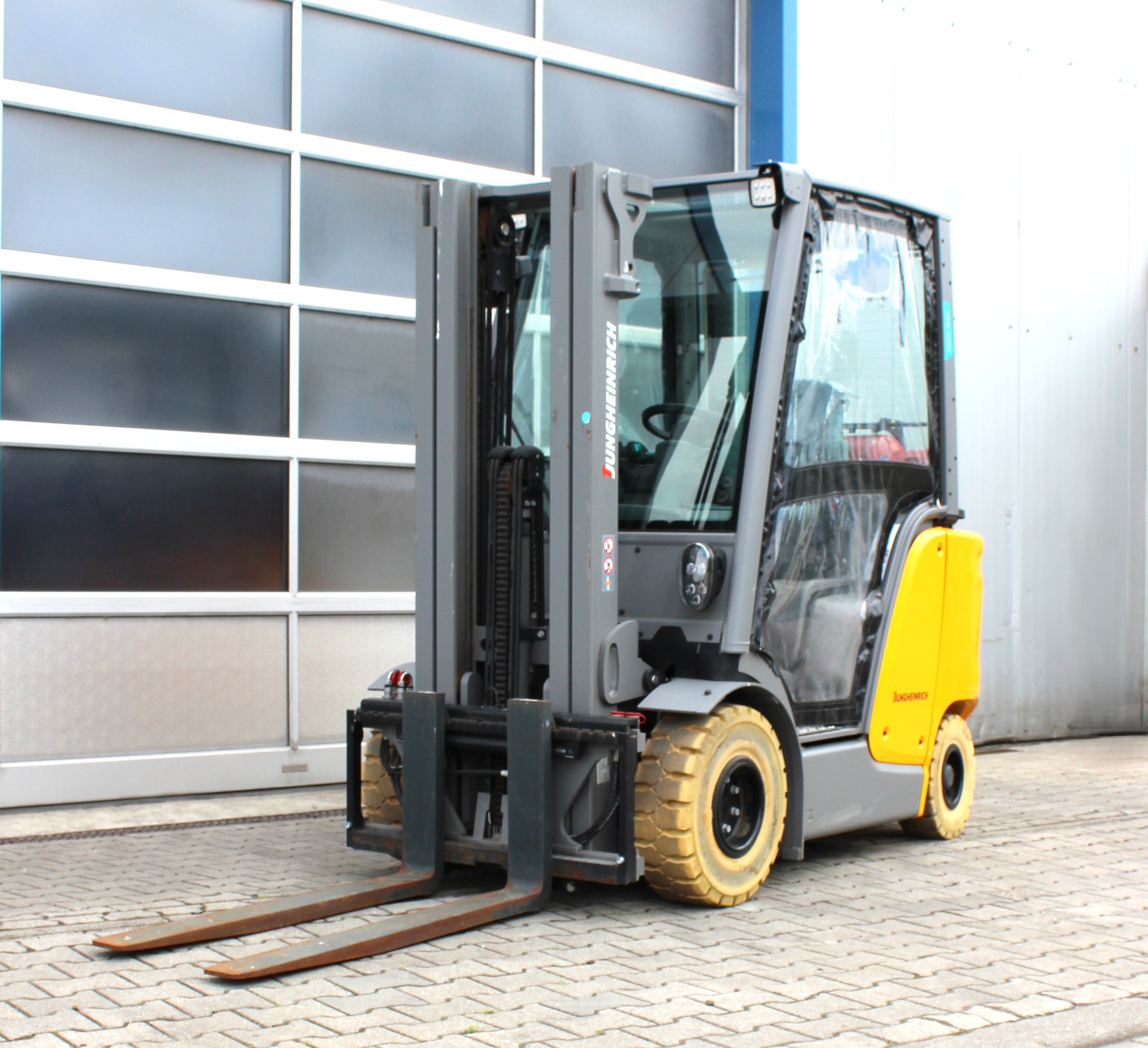 Jungheinrich TFG 320s Gasstapler Bj2021 – Nur 62 Std., 4,4m Duplex-Vollfreihub (DZ), Fingertip & Planentüren