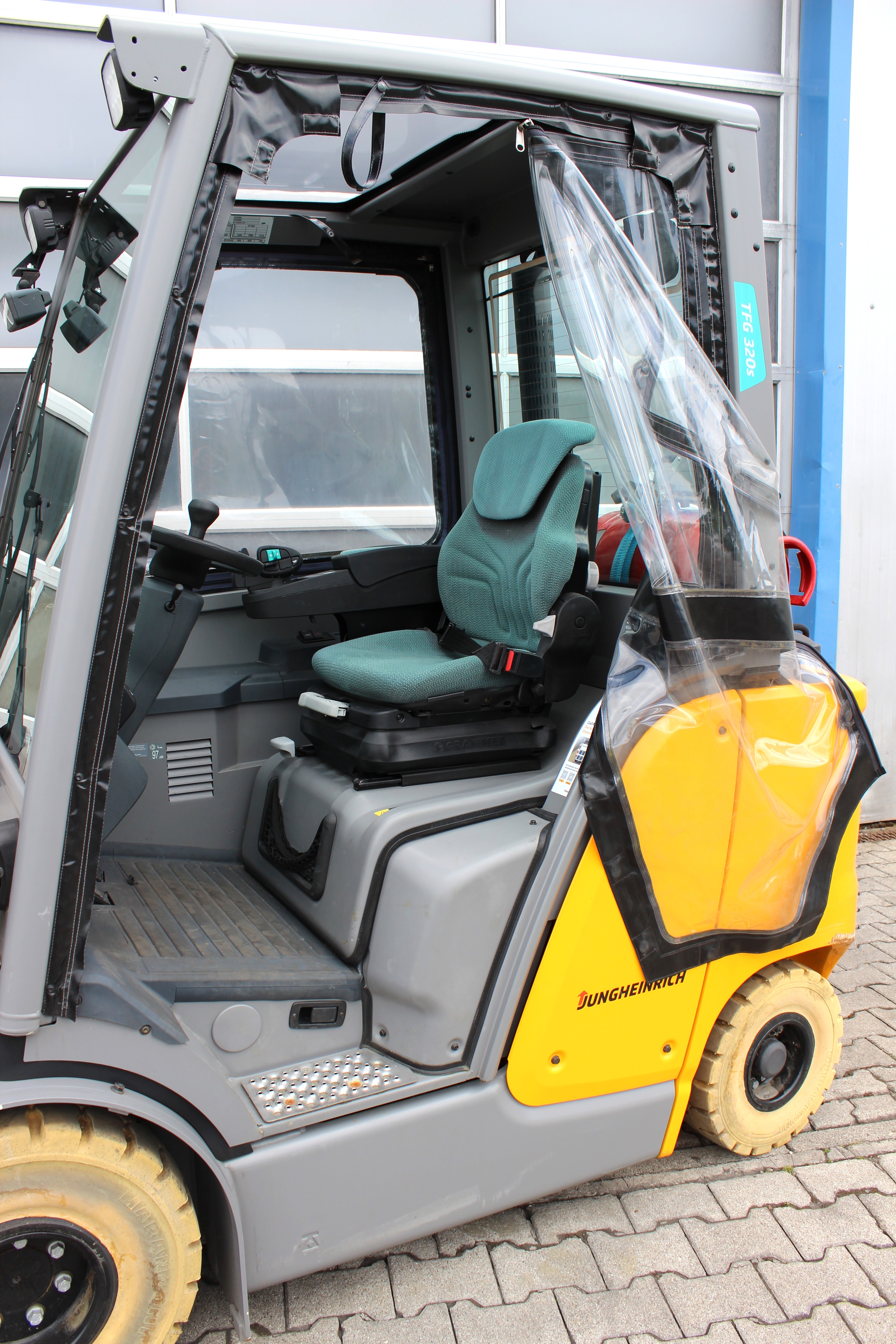 Jungheinrich TFG 320s Gasstapler Bj2021 – Nur 62 Std., 4,4m Duplex-Vollfreihub (DZ), Fingertip & Planentüren